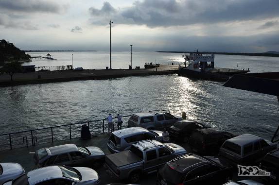 A última balsa da Fiona durante a expedição 1000dias, atravessando a baía de Guaratuba em direção a Matinhos, no litoral do Paraná